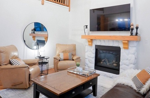 Lindell Beach Cottage | Ravenwood Cottage at Cultus with Pool & Hot Tub