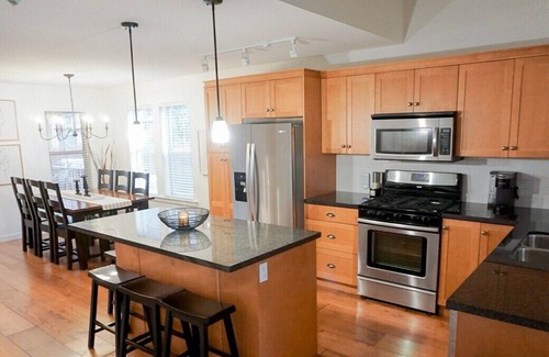 Lindell Beach Cottage | Ravenwood Cottage at Cultus with Pool & Hot Tub