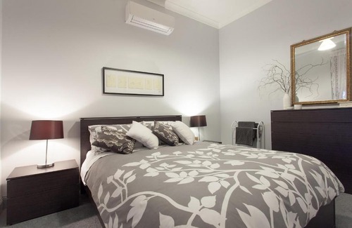 East Tamworth House | Rawson's Retreat - Five Bedroom Home - Walk CBD - Includes Breakfast