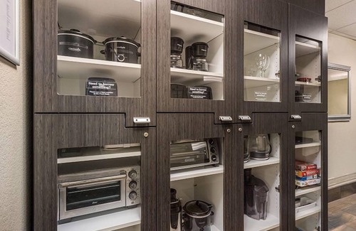Waukegan Resort | Ray Bradbury Experience Museum Tour! Kitchen, Pets Allowed