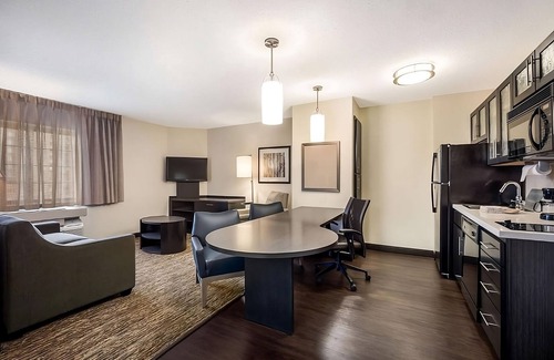 Waukegan Resort | Ray Bradbury Experience Museum Tour! Kitchen, Pets Allowed