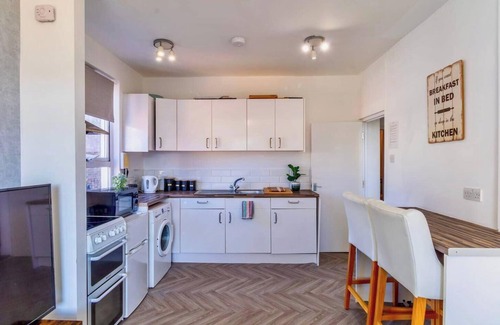 Rayleigh Apartment | Rayleigh Retreat-Spacious Family 3 Bed Apartment