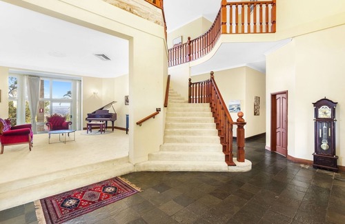 Razorback House | Razorback Dream Farmhouse: 10BR, Space & Serenity