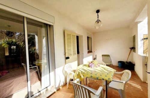 Le Brusc House | RDC de Villa de 35 m2 - 400 m Plage