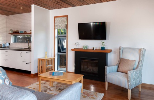 Akaroa House | Re-Built Bach to modern day Kalamata