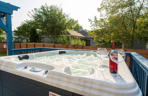 Bolingbrook House | Re-Designed, Cosmos Retreat, King Bed, Hot Tub, WiFi, Large TVs, Spacious & Calm