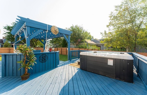 Bolingbrook House | Re-Designed, Cosmos Retreat, King Bed, Hot Tub, WiFi, Large TVs, Spacious & Calm