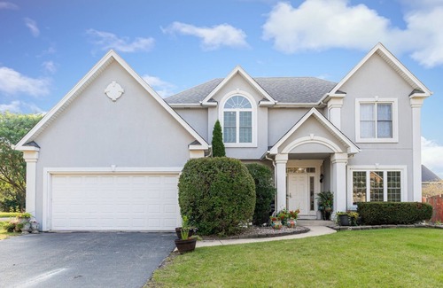 Bolingbrook House | Re-Designed, Cosmos Retreat, King Bed, Hot Tub, WiFi, Large TVs, Spacious & Calm