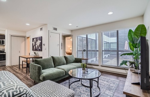 Turtle Creek Apartment | Reagan 104: Comfort & Class in Prime Location