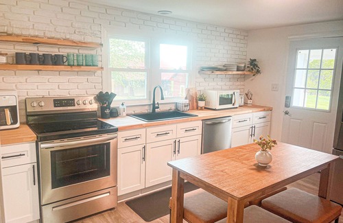 Redwood Cottage | Reagan’s Retreat~ Farmhouse Cottage on 45 acres~Hot Tub, Fire Pit
