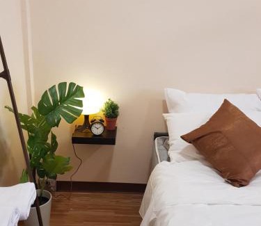Thanon Phetchaburi House | Real Bangkok Guesthouse Private 3BR Home 3 Min to BTS Ratchathewi
