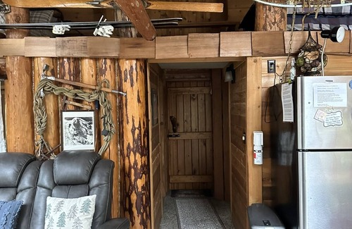 Paradise Estates Cabin | Real log cabin 1 bedroom & loft, full sz. appliances, wood stove, Clawfoot tub