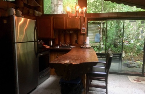 Paradise Estates Cabin | Real log cabin 1 bedroom & loft, full sz. appliances, wood stove, Clawfoot tub