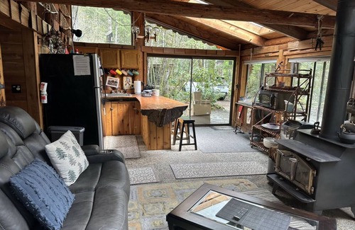 Paradise Estates Cabin | Real log cabin 1 bedroom & loft, full sz. appliances, wood stove, Clawfoot tub