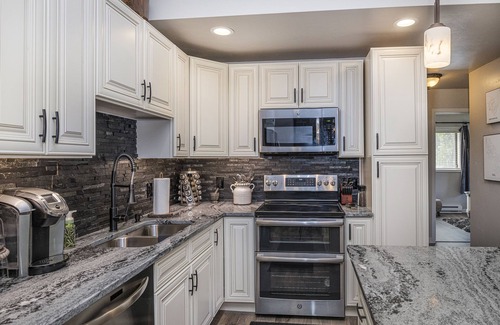 Avon Condo | Recently remodeled ski condo-Directly adjacent to the Beaver Creek Shuttle Bus!
