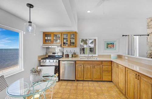 Long Beach Estates House | Recently renovated oceanfront home in Big Pine