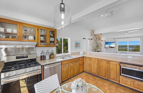 Long Beach Estates House | Recently renovated oceanfront home in Big Pine