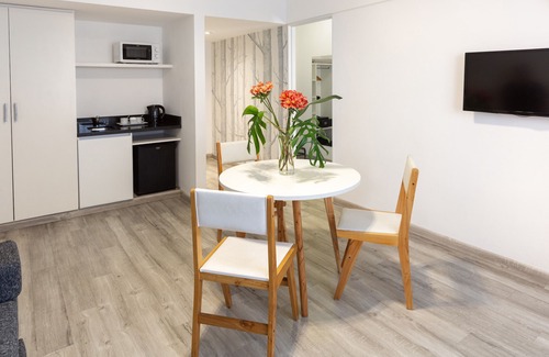 El Centro Apartment | Recoleta Chic: apartment steps from Arroyo Street