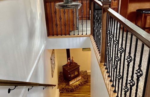 Auburn House | Red Barn Getaway, Mountain View’s with hot tub and firepit and BBQ