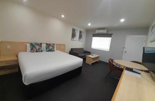 Woombye Hotel | Red Bridge Motor Inn