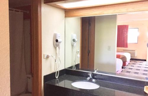 North Chicago Hotel | Red Carpet Inn North Chicago