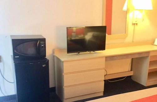 Gibbstown Hotel | Red Carpet Inn