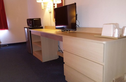 Gibbstown Hotel | Red Carpet Inn