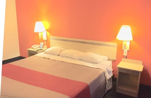Gibbstown Hotel | Red Carpet Inn