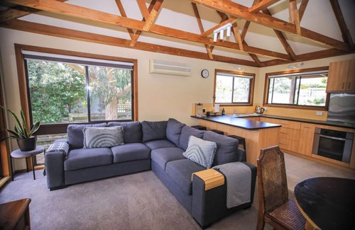 Port Campbell House | Red Cedar Cottage. Coastal retreat- wood fire. GOR