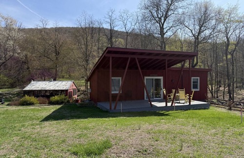 Fishkill House | Red Cottage - Lakeside Property!
