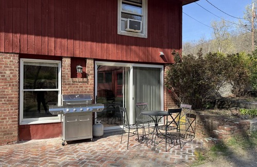 Fishkill House | Red Cottage - Lakeside Property!