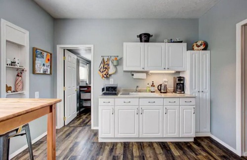 Sunset House | Red Door Cottage: Ski, Hike, Bike, Shop, Eat!