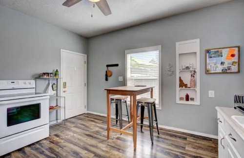 Sunset House | Red Door Cottage: Ski, Hike, Bike, Shop, Eat!