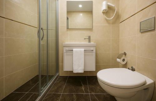 Karsiyaka Hotel | Red Green