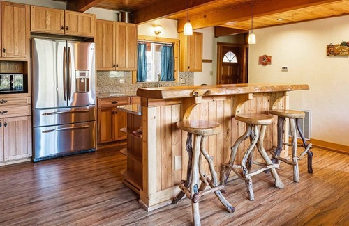 West Village House | Red House | Minutes to Shaver Lake!
