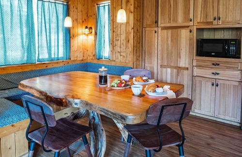 West Village House | Red House | Minutes to Shaver Lake!