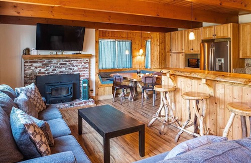 West Village House | Red House | Minutes to Shaver Lake!