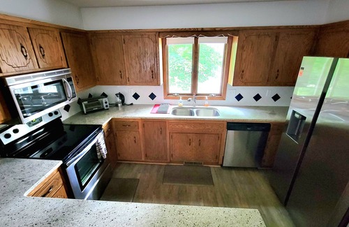 Rochester House | Red Juniper House/4BR, 2.5 Bath, Large Yard, Pet Friendly, 3mi to Mayo Clinic