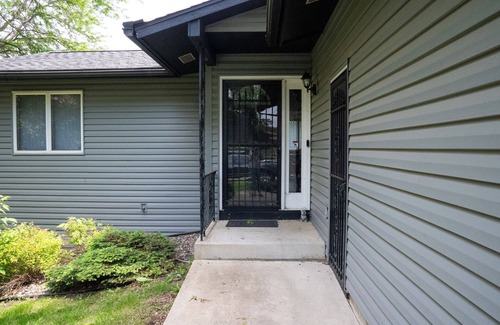Rochester House | Red Juniper House/4BR, 2.5 Bath, Large Yard, Pet Friendly, 3mi to Mayo Clinic