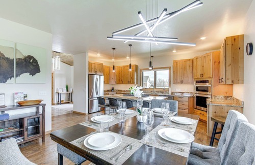 Red Lodge House | Red Lodge Home w/Outdoor Kitchen & Fire Table!