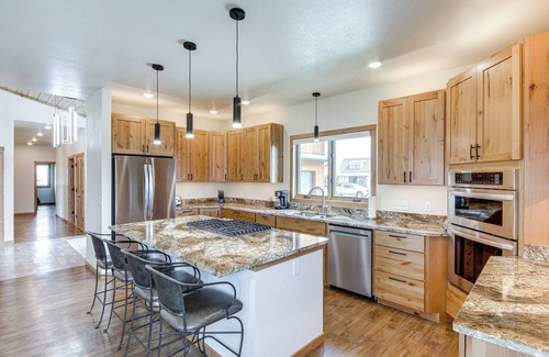 Red Lodge House | Red Lodge Home w/Outdoor Kitchen & Fire Table!