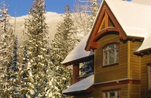 Rossland House | Red Mountain Resort Mountainside Chalet. Minutes from World Class Skiing