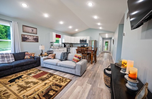 Clay City House | Red RIver Gorge, Hollerwood, High Speed Wi-Fi, KY Dragway