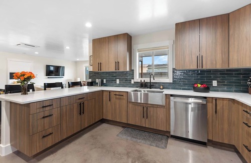 Moab South Valley House | Red Rock Refuge. Massage Chair, Hot Tub, & Parking