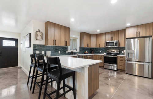 Moab South Valley House | Red Rock Refuge. Massage Chair, Hot Tub, & Parking