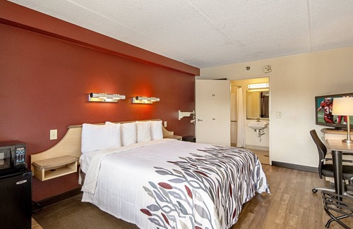 White Hall Hotel | Red Roof Inn Fairmont