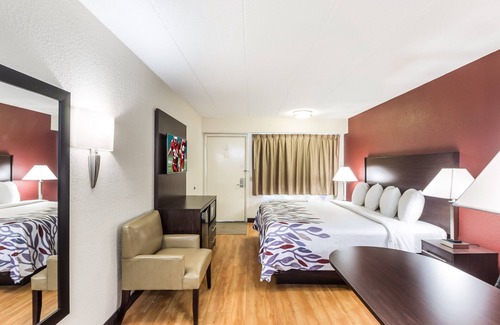 Oak Creek Hotel | Red Roof Inn Milwaukee – Airport/Oak Creek