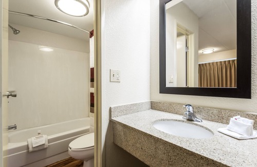 Oak Creek Hotel | Red Roof Inn Milwaukee – Airport/Oak Creek