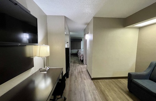 Richland Hotel | Red Roof Inn & Suites Jackson - Richland
