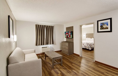 Florida Panhandle Hotel | Red Roof Inn & Suites Pensacola - NAS Corry